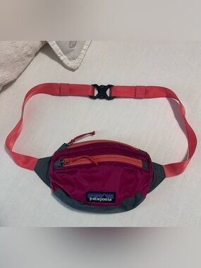Patagonia lightweight Travel Mini with coral straps